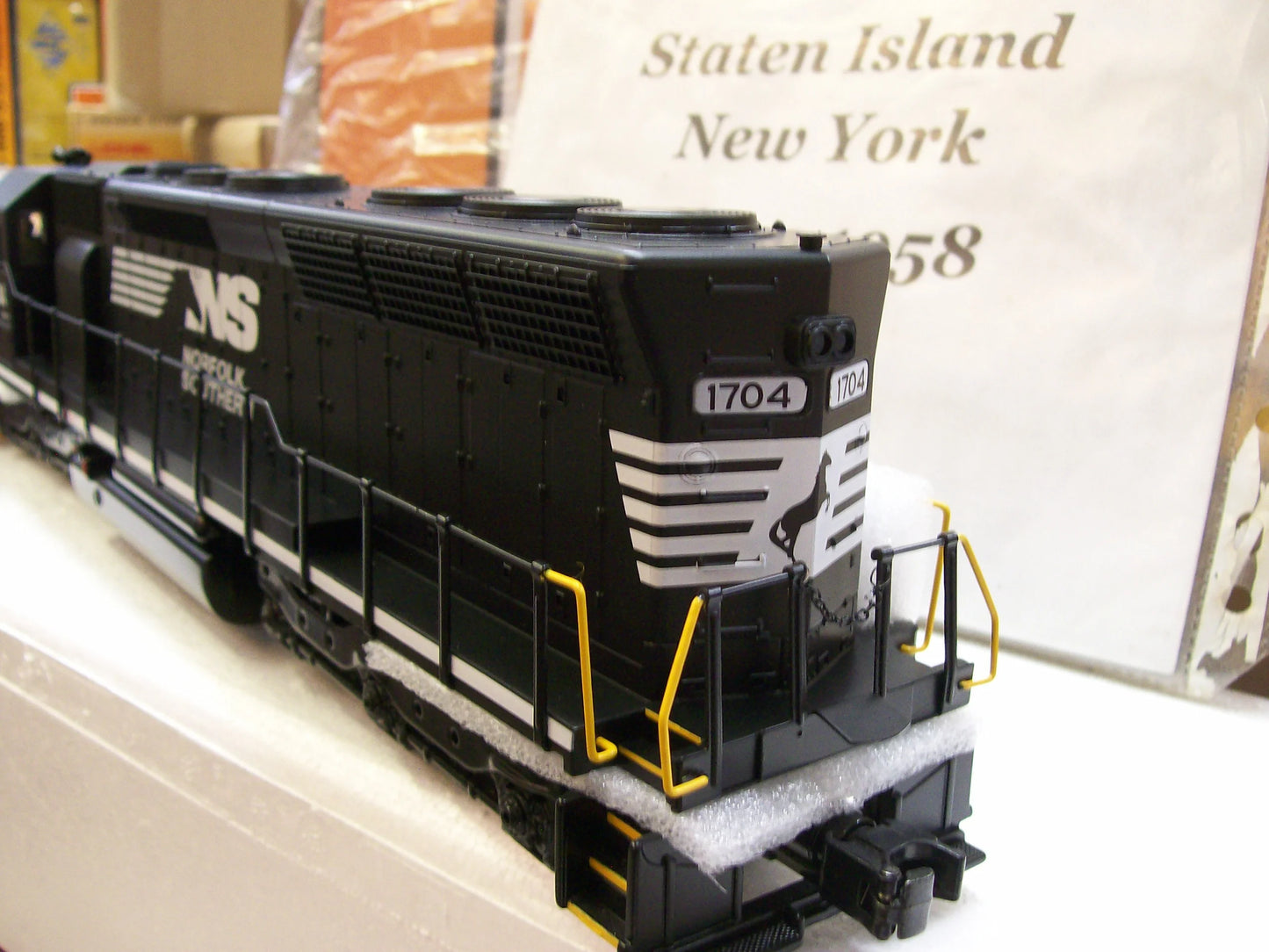 In Stock Special MTH RAILKING # 30-21124-1 CUSTOM RUN NORFOLK SOUTHERN RailKing SD-45 Diesel Engine w/Proto 3.0 Cab # 1704