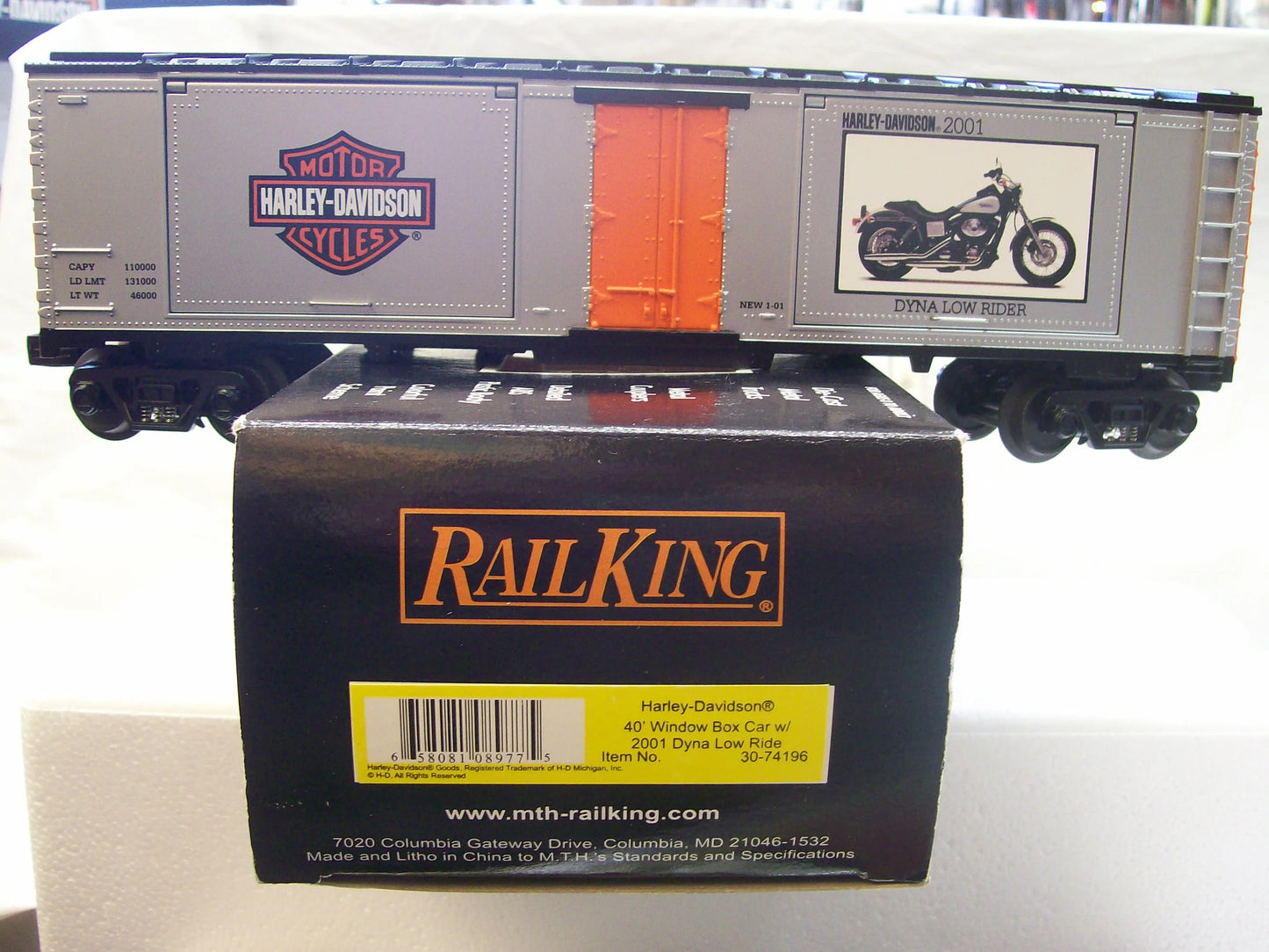 MTH # 30-74196 O Gauge RailKing 40' Window Box Car w/(2) 2001 Dyna Low Rider